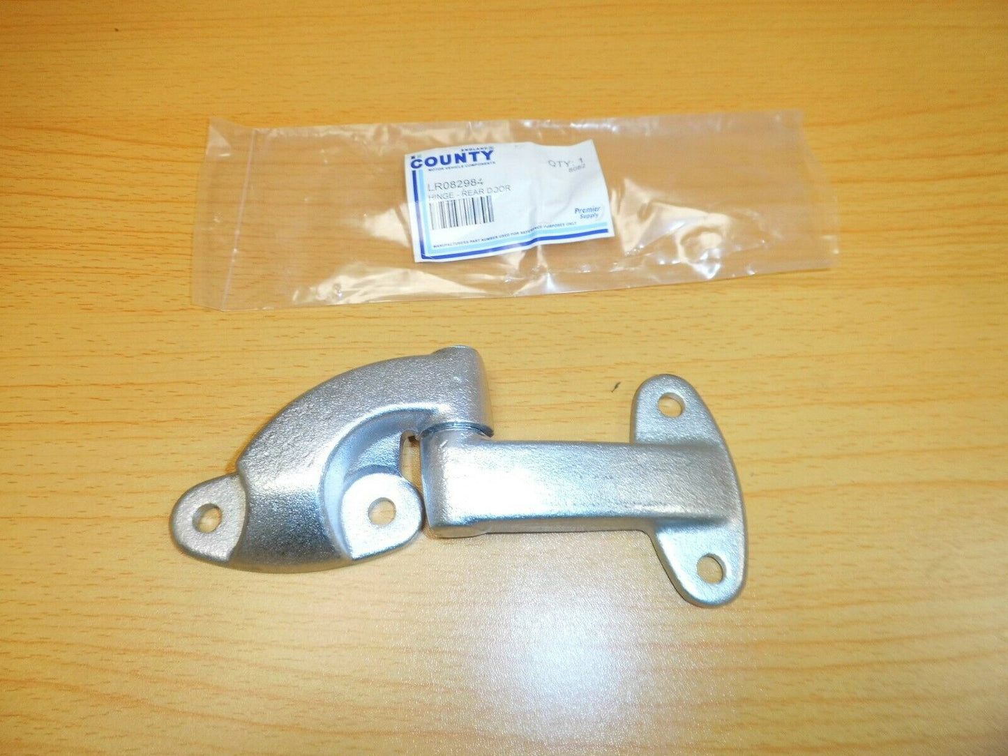 LAND ROVER DEFENDER REAR SAFARI DOOR UPPER HINGE LR082984