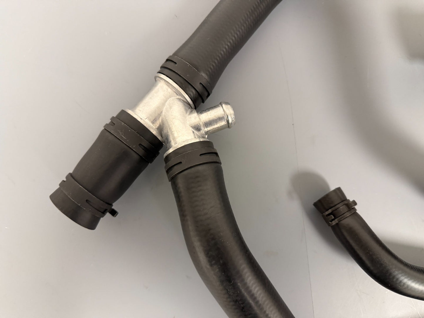 4.0 V6 LAND ROVER DISCOVERY 3,4 THERMOSTAT RADIATOR COOLANT HOSE PEL500290