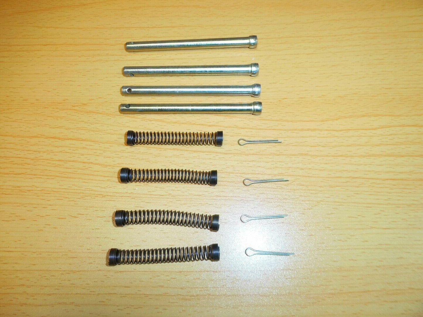 LAND ROVER DEFENDER, DISCOVERY 1, RR CLASSIC FRT BRAKE PAD RETAINING KIT STC8575