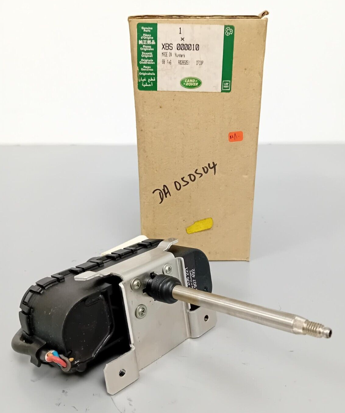 NOS GENUINE RANGE ROVER L322 LEFT HAND HEADLAMP WIPER MOTOR & BRACKET XBS000010