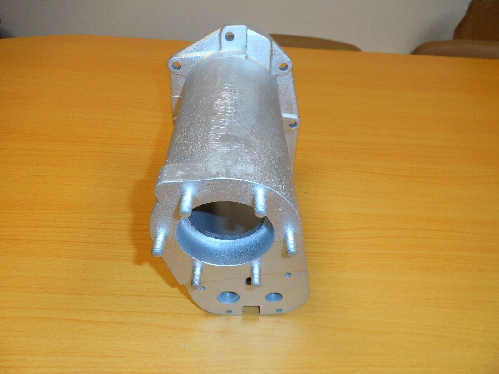 LAND ROVER SERIES FRONT OUTPUT SHAFT HOUSING 268849