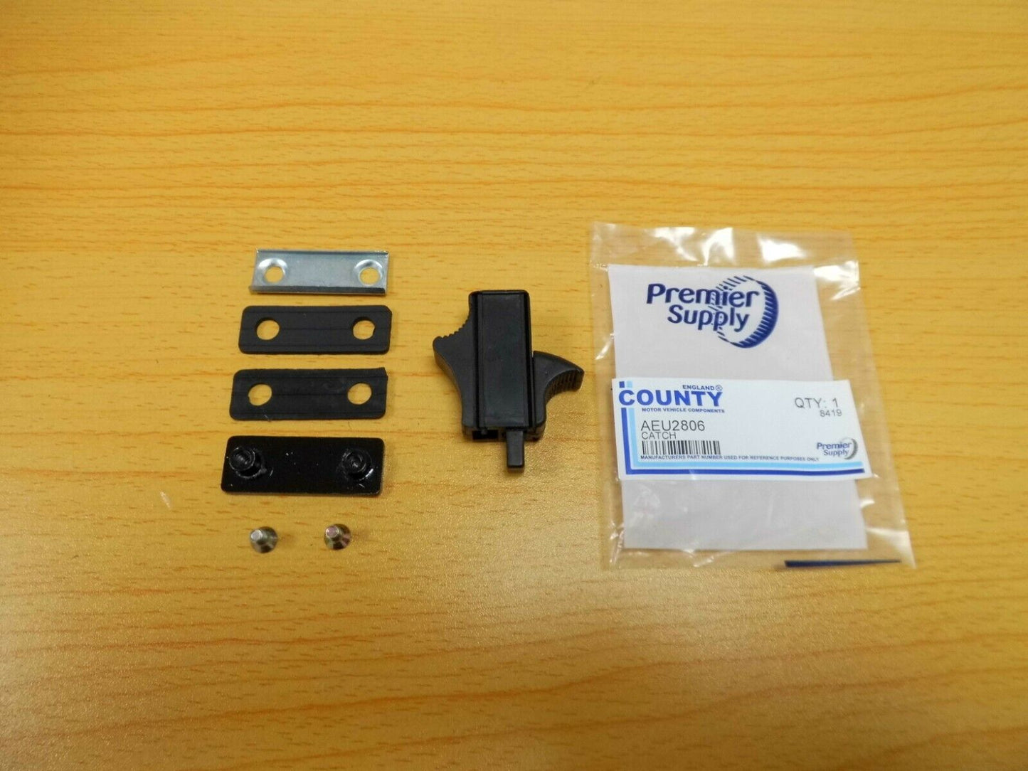 LAND ROVER DEFENDER R/H SLIDING WINDOW CATCH KIT 5MM GLASS AEU2806
