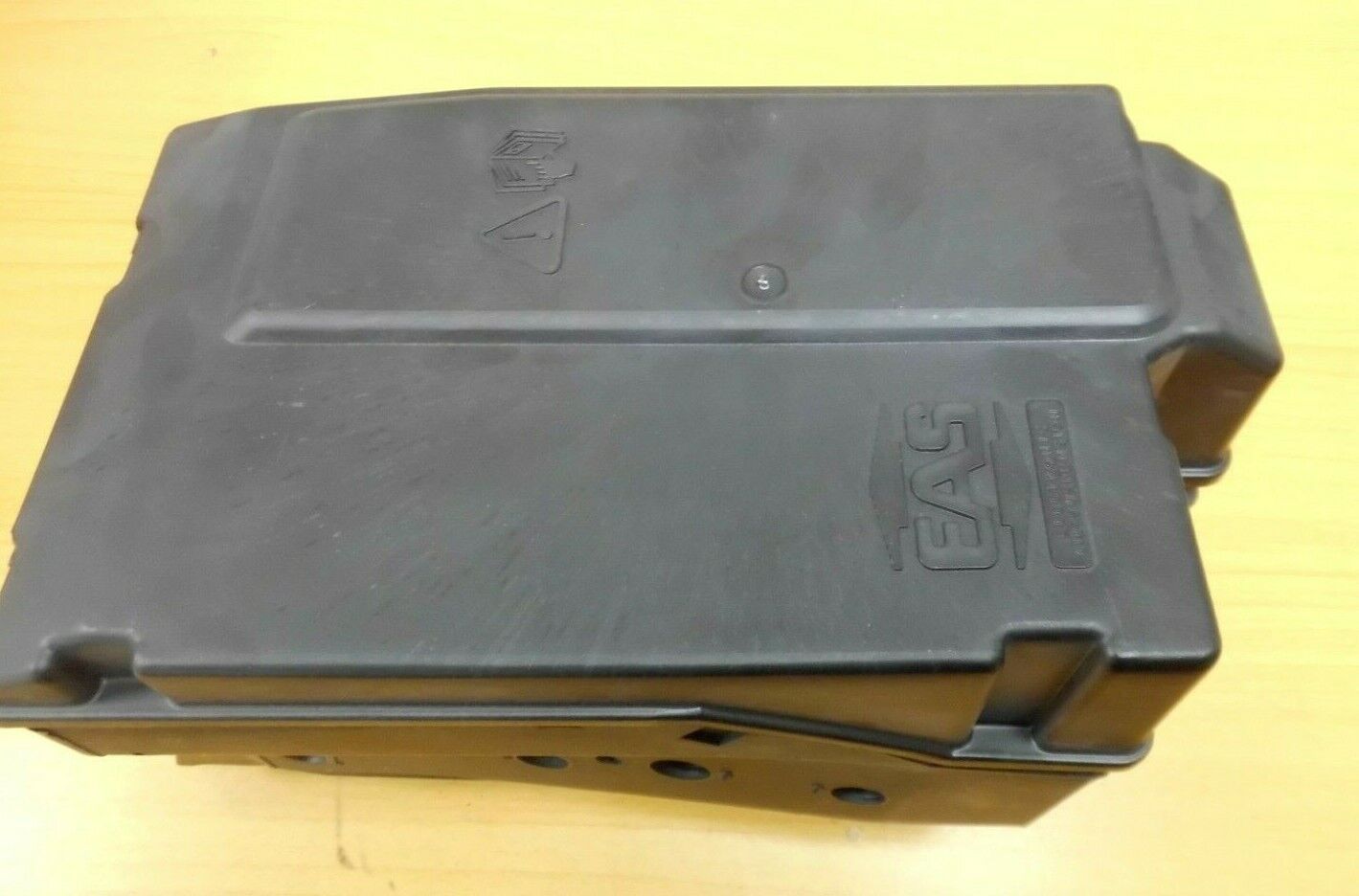 GENUINE RANGE ROVER P38 BOX ASSEMBLY- AIR SUSPENSION MOUNTING ANR2551