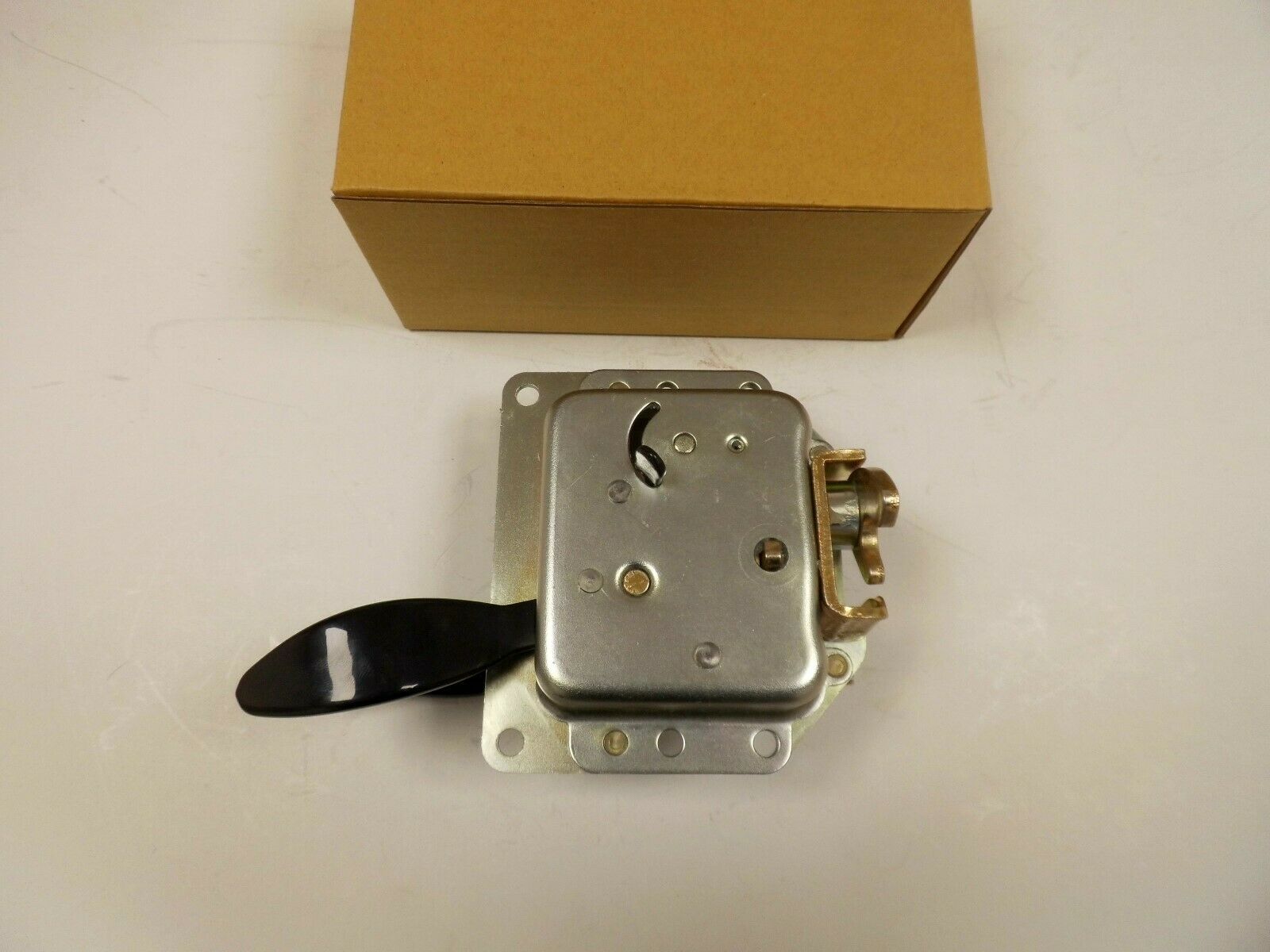 FQJ103840 LAND ROVER SERIES 3, EARLY DEFENDER RH / REAR ANTI-BURST DOOR LATCH