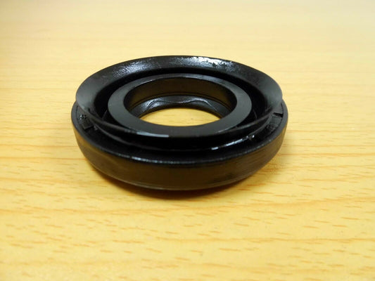 LAND ROVER DISCOVERY 2, RANGE ROVER P38 FRONT DRIVESHAFT OIL SEAL FTC4822