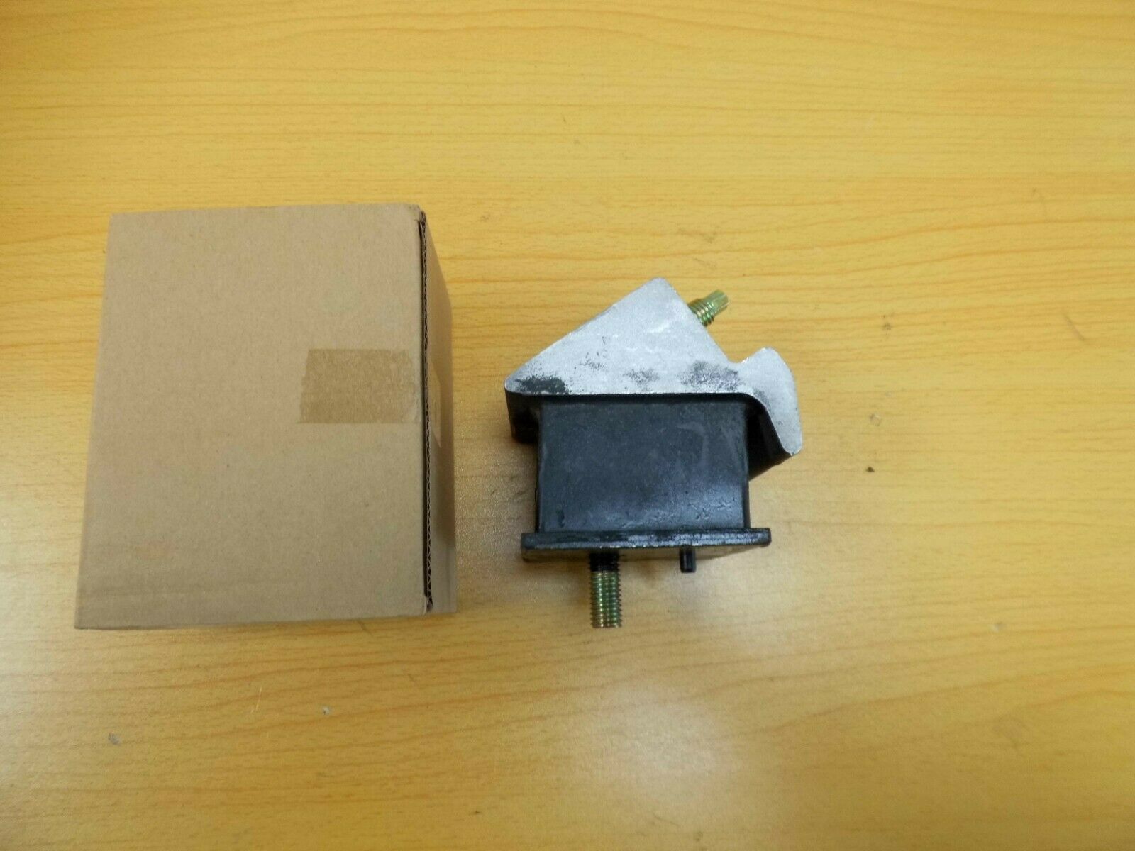 LAND ROVER DISCOVERY 2 V8 PETROL ENGINE MOUNT KKB102450