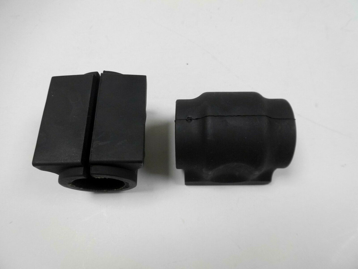 LAND ROVER DISCOVERY 3 FRONT STABILIZER BAR BUSH LR015339 X 2