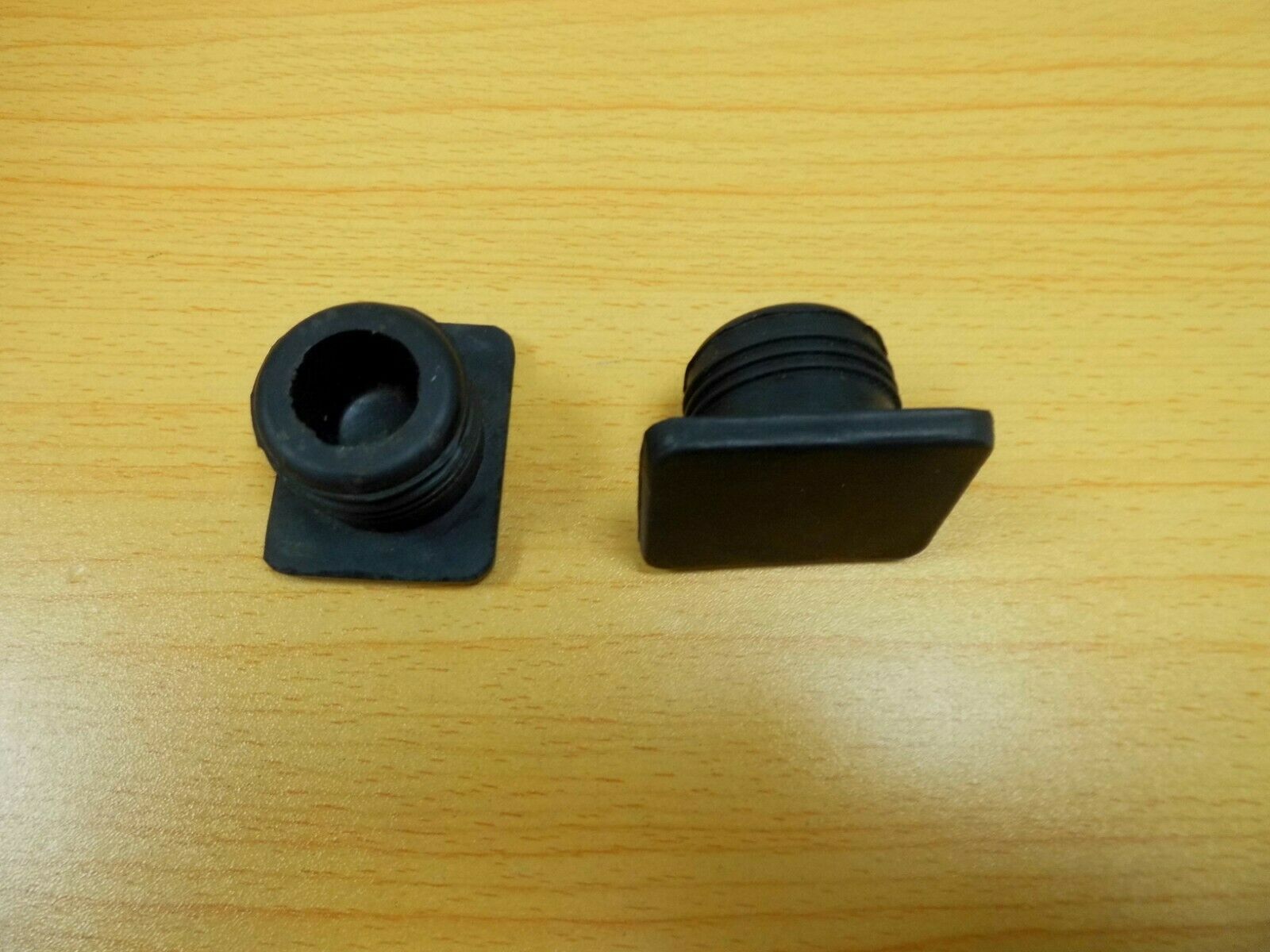 2x LAND ROVER DEFENDER FRONT CHASSIS LEG JACKING POINT RUBBER PLUG COVER NRC6935