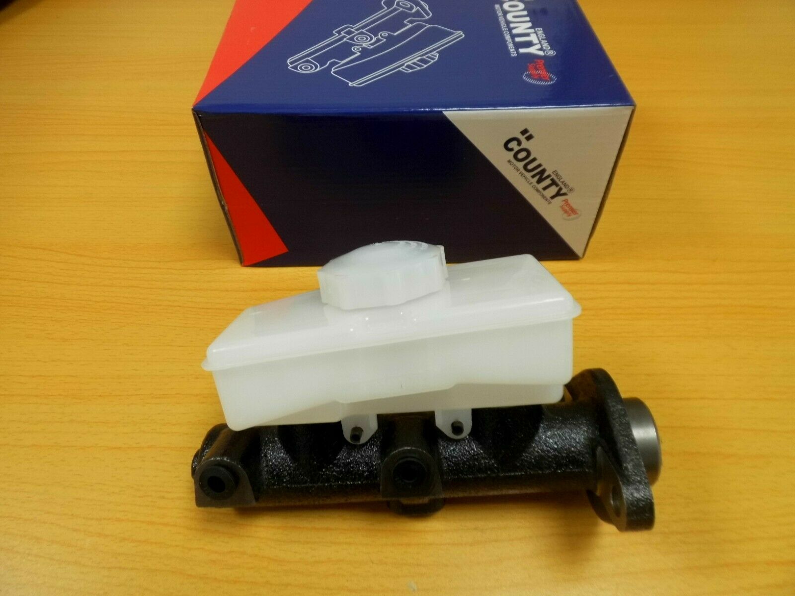 NRC8690 EARLY LAND ROVER DEFENDER 110 BRAKE MASTER CYLINDER