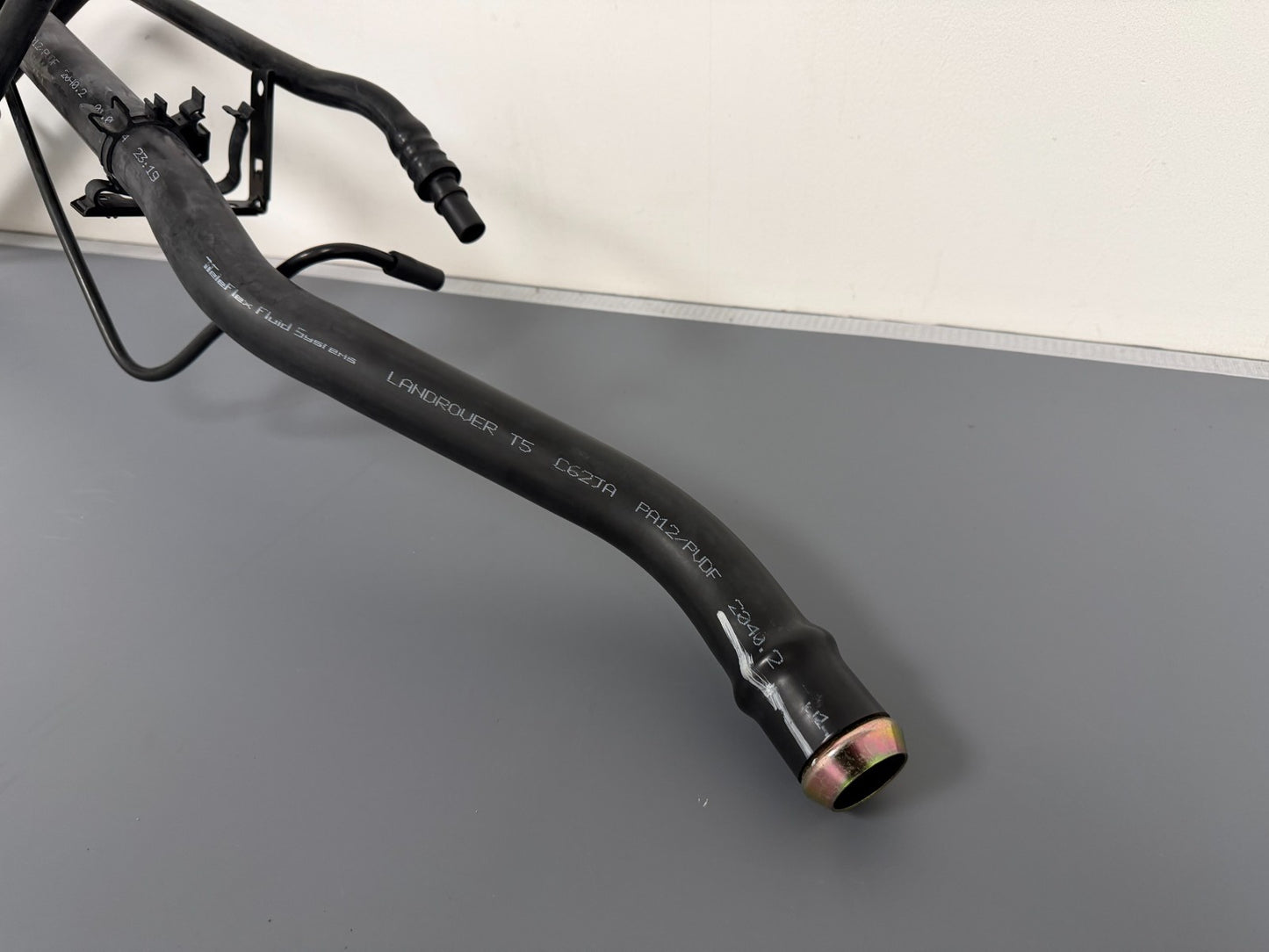 GENUINE NOS LAND ROVER DISCOVERY 3 RR SPORT FUEL FILLER PIPE  WMJ500161