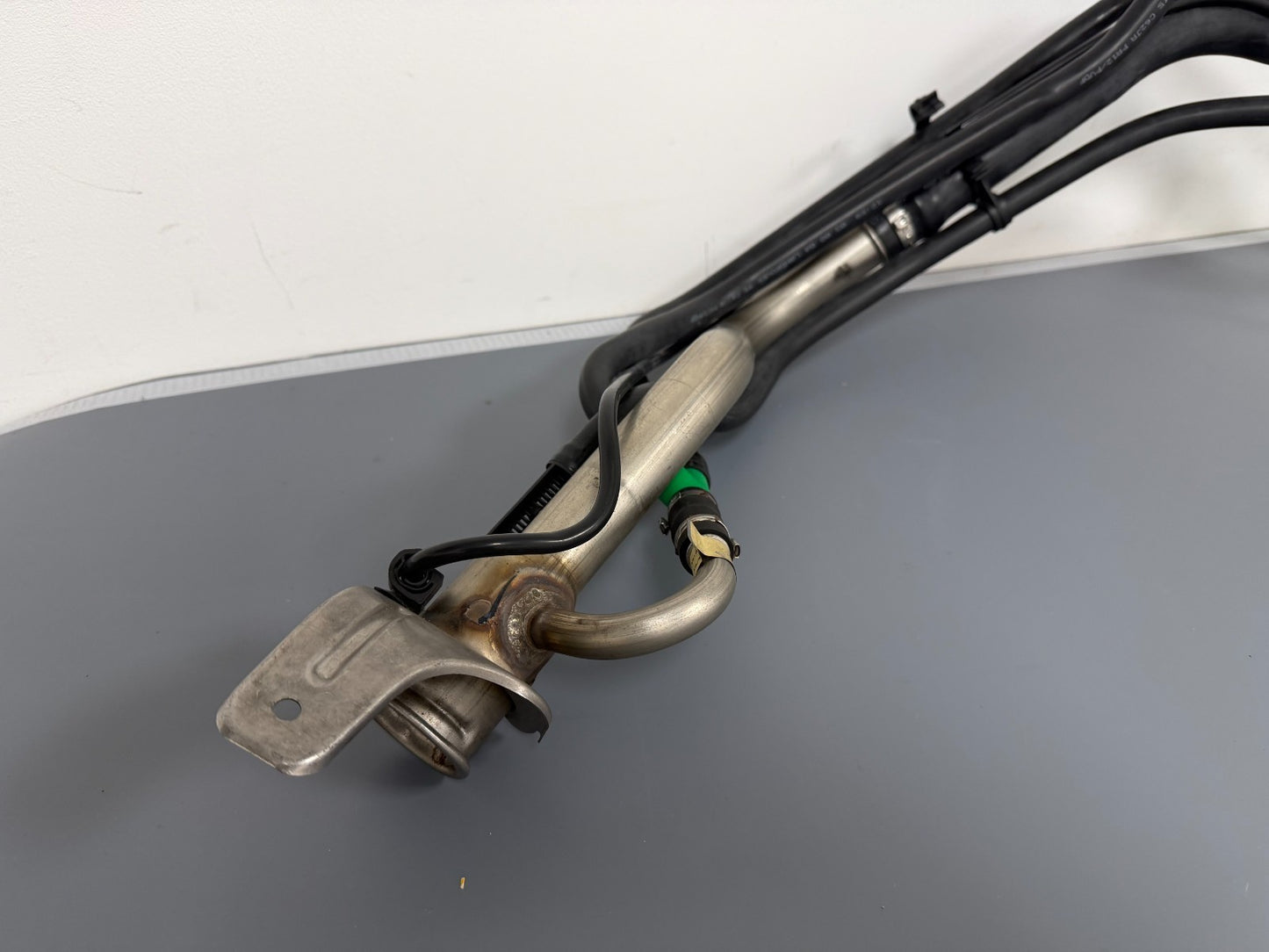 GENUINE NOS LAND ROVER DISCOVERY 3 RR SPORT FUEL FILLER PIPE  WMJ500161