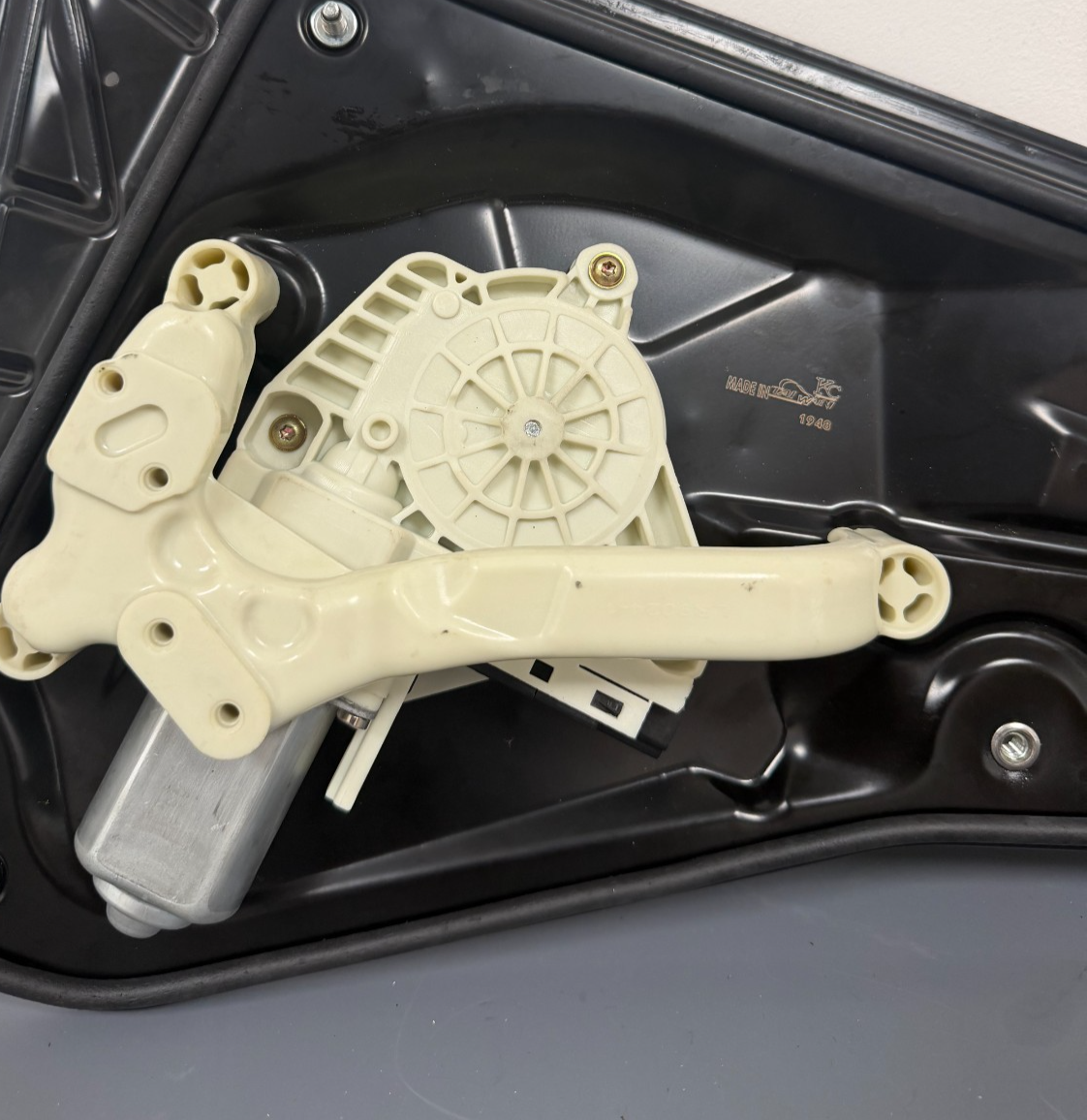 LAND ROVER DISCOVERY 4 REAR LEFT WINDOW REGULATOR LR052108