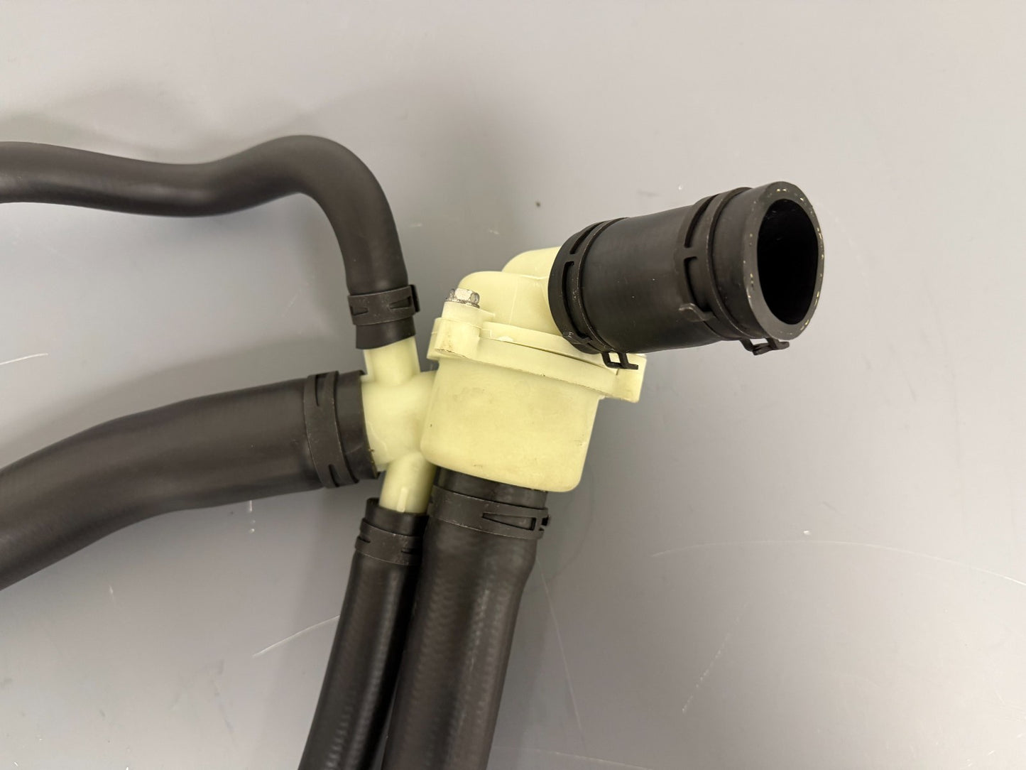 4.0 V6 LAND ROVER DISCOVERY 3,4 THERMOSTAT RADIATOR COOLANT HOSE PEL500290