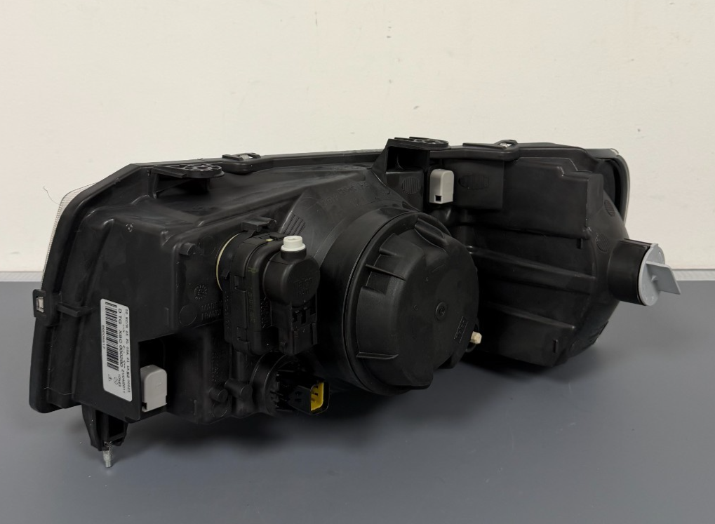 GENUINE USED LAND ROVER FREELANDER RHD RIGHT FRONT HEADLAMP XBC001760