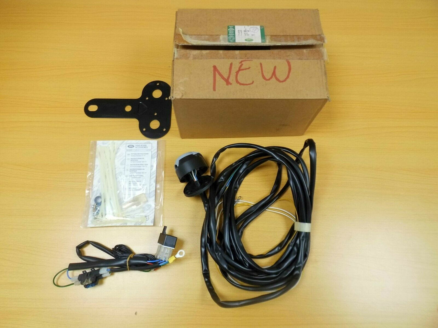 GENUINE LAND ROVER S TYPE AUXILIARY TOWING SOCKET STC8874