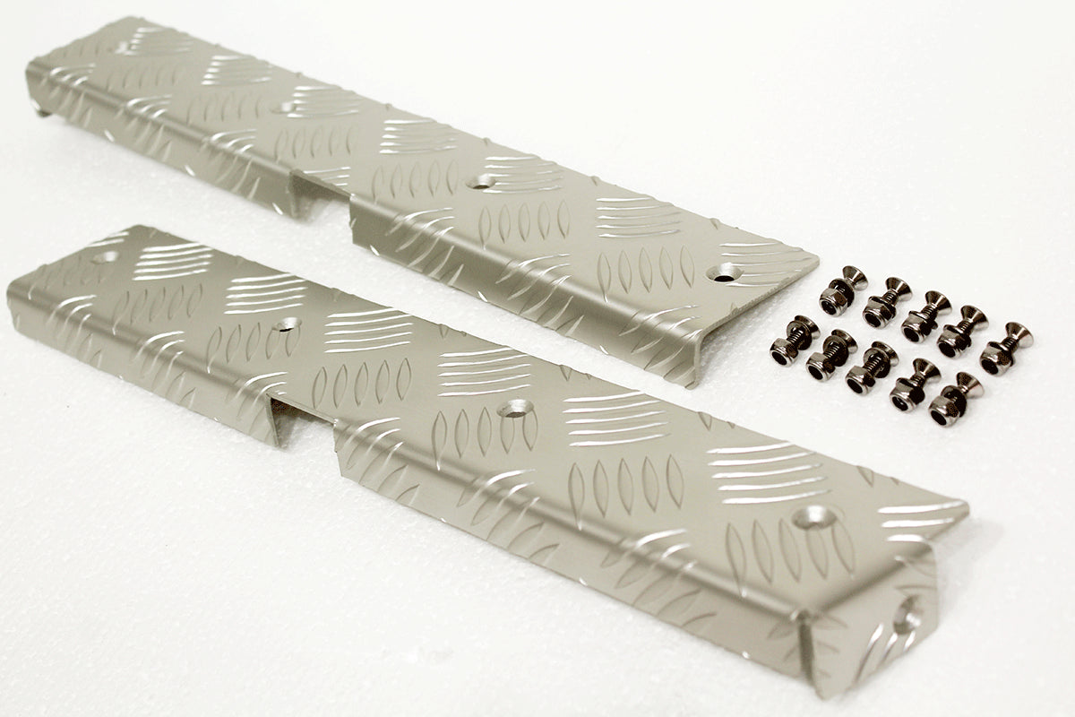 TF8208 - Black rear corner chequer plates for 110 Defenders later style