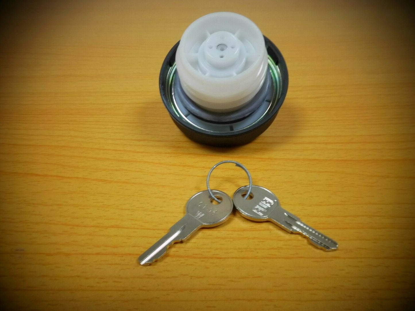WLD100730 Land Rover Defender Locking Fuel Filler Cap