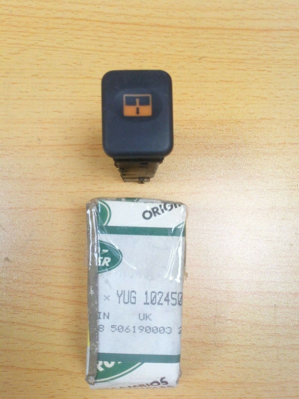 GENUINE LAND ROVER SWITCH - SUNROOF ISOLATOR PUSH PART YUG102450 DISCOVERY 2